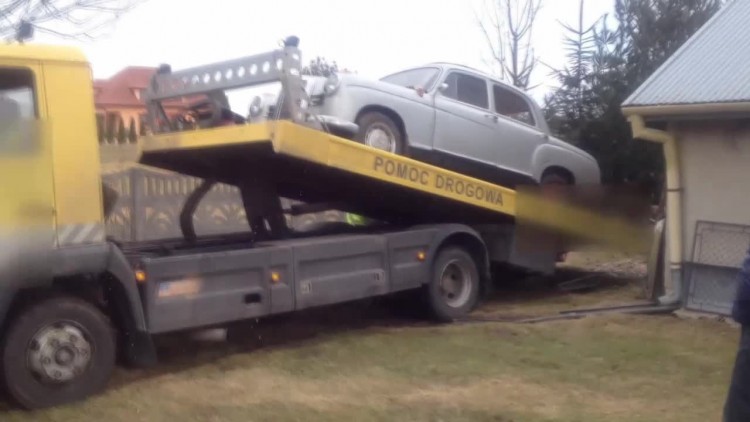 Zbierając złom, skradł zabytkowego mercedesa Ponton