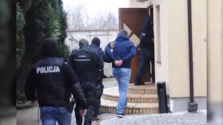 Wyłudzili 26 mln od Skarbu Państwa na obrocie olejem smarowym przerobionym na napędowy