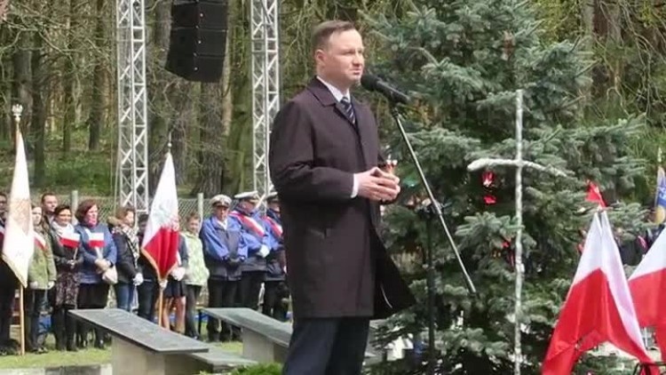 Prezydent Andrzej Duda przemawia podczas uroczystości z okazji 72. rocznicy forsowania Odry na Siekierkowskim Cmentarzu Wojennym w Starych Łysogórkach
