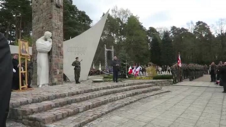 Wicemarszałek Sejmu Joachim Brudziński przemawia podczas obchodów 72. rocznicy forsowania Odry na Siekierkowskim Cmentarzu Wojennym w Starych Łysogórkach