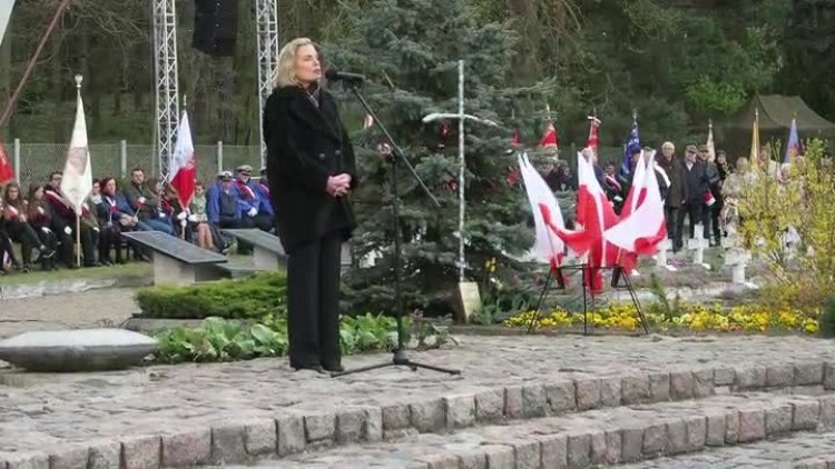 Anna Maria Anders - sekretarz stanu w Kancelarii Prezesa Rady Ministrów, senator podczas obchodów 72. rocznicy forsowania Odry na Siekierkowskim Cmentarzu Wojennym w Starych Łysogórkach