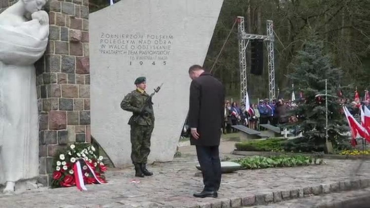 Prezydent Andrzej Duda składa wieniec na Siekierkowskim Cmentarzu Wojennym - 72. rocznica forsowania Odry 28.04.2017