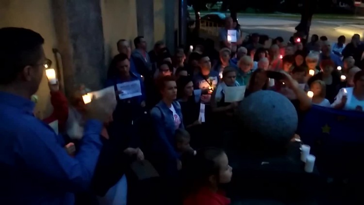 manifestacja_przed_sadem_w_gryfinie_1.mp4