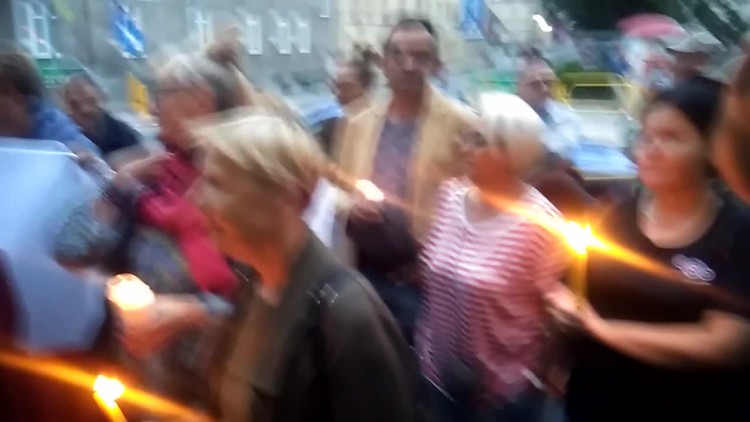 manifestacja_przed_sadem_w_gryfinie_3.mp4