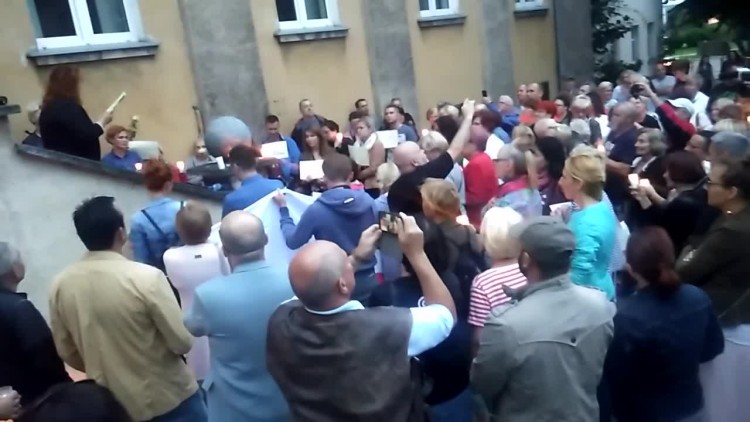 manifestacja_przed_sadem_w_gryfinie_5.mp4