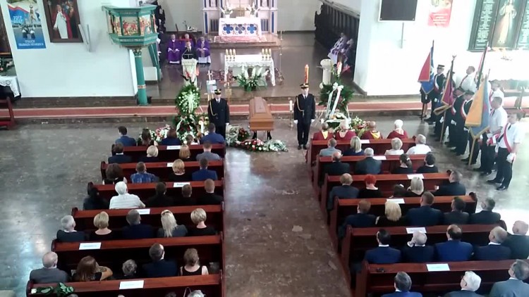 mowe_pogrzebowa_wyglasza_marszalek_olgierd_geblewicz.mp4