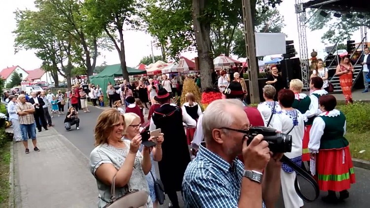 korowod_dozynkowy_bartkowo_2017.mp4