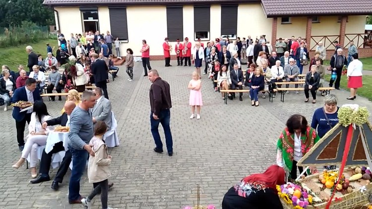 ustawianie_wiencow_dozynkowych_golice_2017.mp4