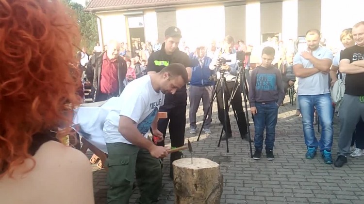 wbijanie_gwozdzi_1_dozynki_golice_2017.mp4