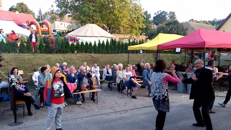 cedynia_na_okraglo_6_2017_r_tance_na_placu.mp4