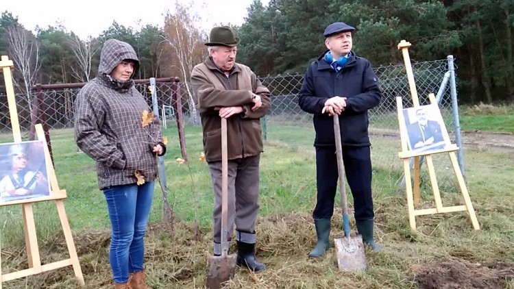 sadzenie_drzewek_siekierki_1.mp4