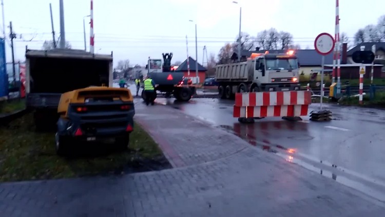 przejazd_kolejowy_w_chojnie_zamkniety_ciezarowka_cofa.mp4