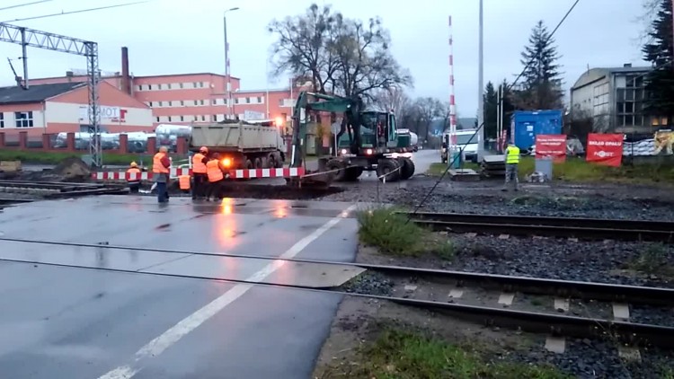 przejazd_kolejowy_w_chojnie_zamkniety_koparka_1.mp4