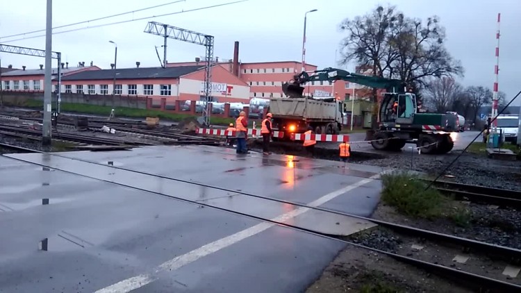przejazd_kolejowy_w_chojnie_zamkniety_koparka_2.mp4