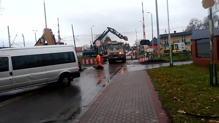 przejazd_kolejowy_w_chojnie_zamkniety_22112017_a.mp4