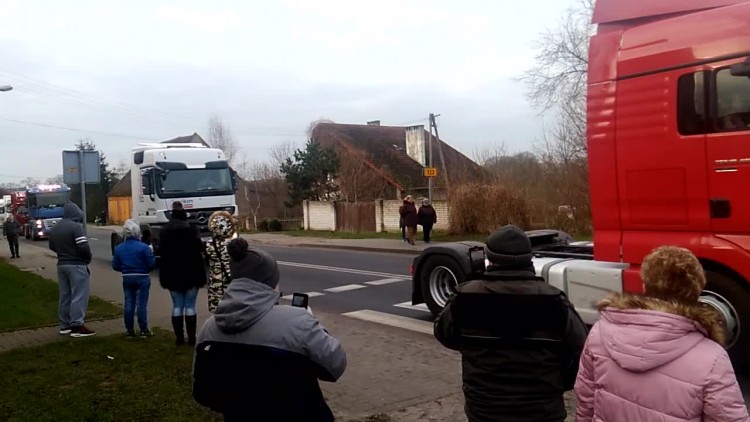 kierowcy_na_rondzie_w_baniach_rocznica_pogrzebu_lukasza_urbana.mp4