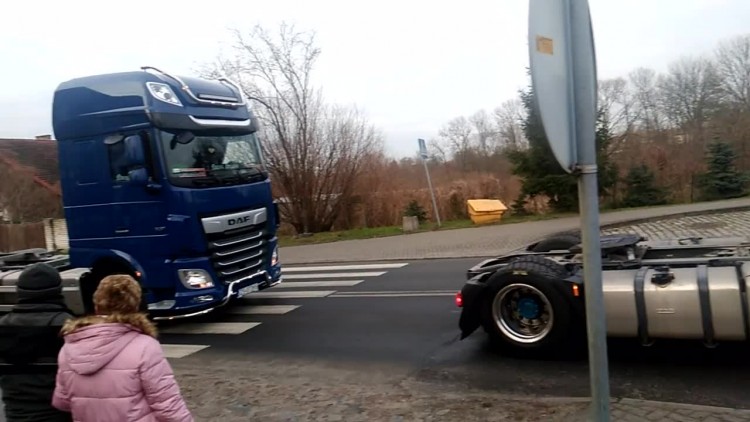 kierowcy_na_rondzie_w_baniach_2_rocznica_pogrzebu_lukasza_urbana.mp4