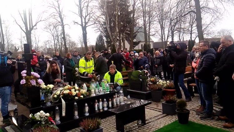 na_cmentarzu_w_baniach_1_rocznica_pogrzebu_lukasza_urbana.mp4