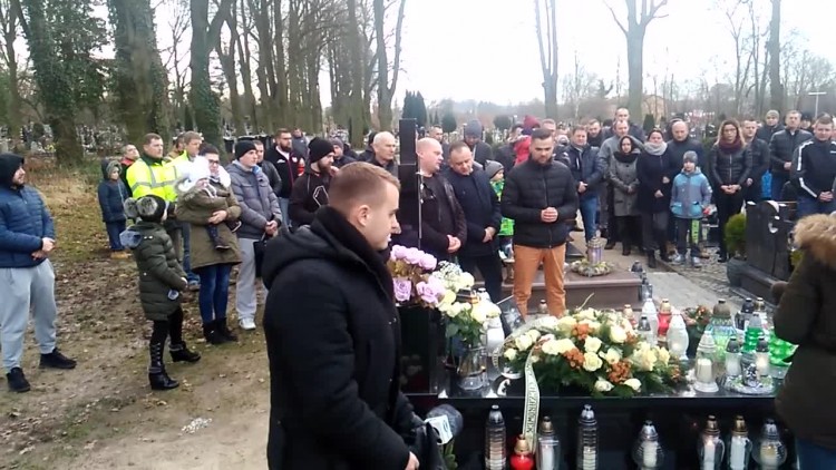 na_cmentarzu_w_baniach_2_rocznica_pogrzebu_lukasza_urbana.mp4