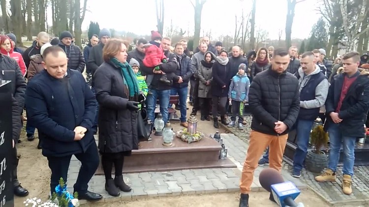 na_cmentarzu_w_baniach_3_rocznica_pogrzebu_lukasza_urbana.mp4