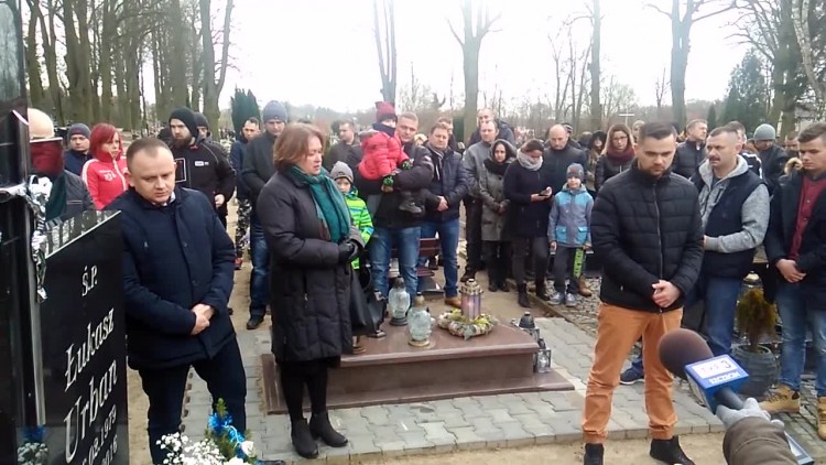 na_cmentarzu_w_baniach_4_rocznica_pogrzebu_lukasza_urbana.mp4