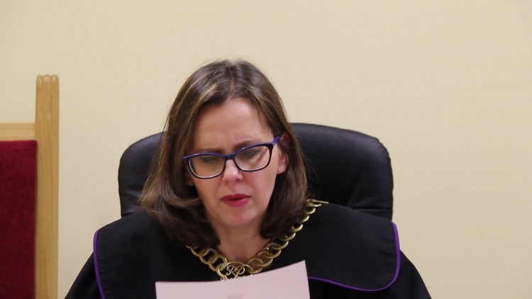 sedzia_oglasza_wyrok_w_sprawie_rozy_k.mp4