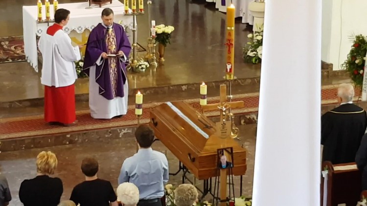 pogrzeb_ezalewskiego_1.mp4