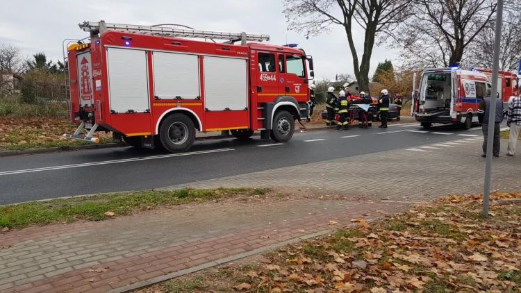 uderzyla_bmw_w_drzewo_2_cedynia_12112018.mp4