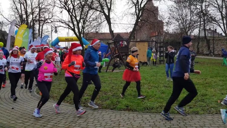 charytatywny_bieg_mikolajkowy_dla_lobuziakow_trzcinsko-zdroj_2018.mp4