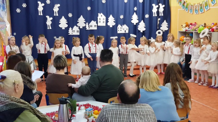 sloneczka_2_z_cedynskiego_przedszkola_spotkanie_bozonarodzeniowe_2018_61mrb6skbps8gcs_.mp4