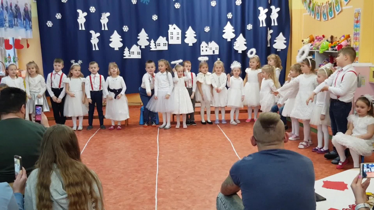 sloneczka_3_z_cedynskiego_przedszkola_spotkanie_bozonarodzeniowe_2018_61mrb6skbps8gcs_.mp4
