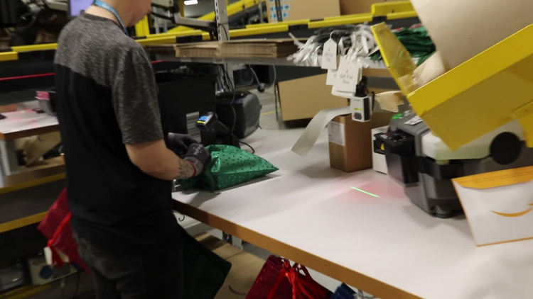 amazon_pakowanie_prezentu_61mrb6skbps8gcs_.mp4