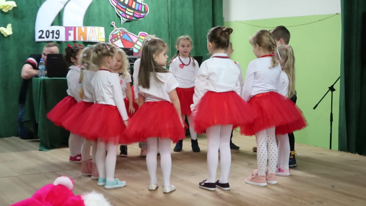 przedszkolaki_1_dla_wosp_cedynia_2019_61mrb6skbps8gcs_.mp4
