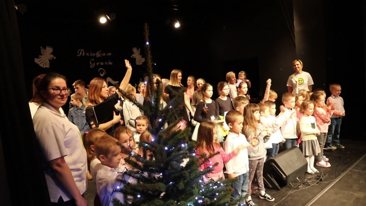 aniolkowe_granie_final_2019_61mrb6skbps8gcs_.mp4