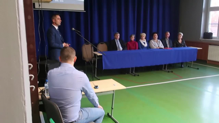 trzcinsko_burmistrz_o_reorganizacji_szkol.mp4