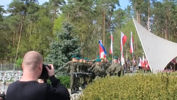 74_rocznica_forsowania_odry_salwa_honorowa.mp4