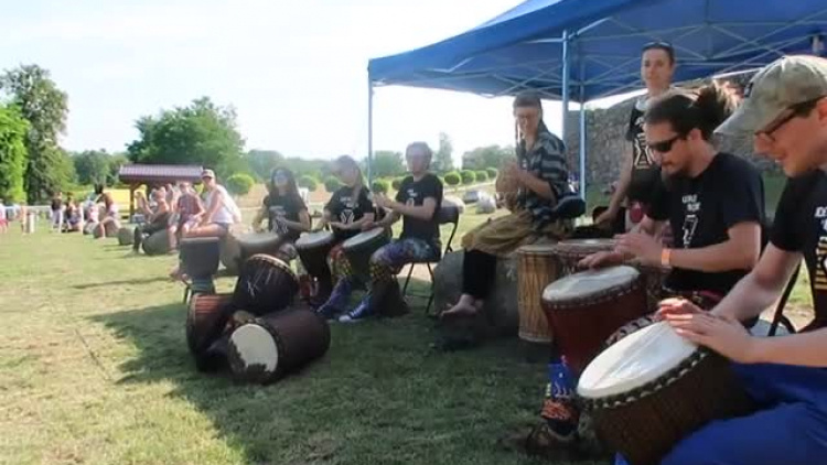 grupa_bebniarzy_uderz_w_beben_na_xx_jubileuszowym_biegu_dookola_morynia_i_jeziora_morzycko.mp4