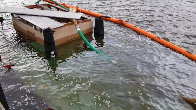 zatopiona_barka_w_gryfinie_22022020.mp4