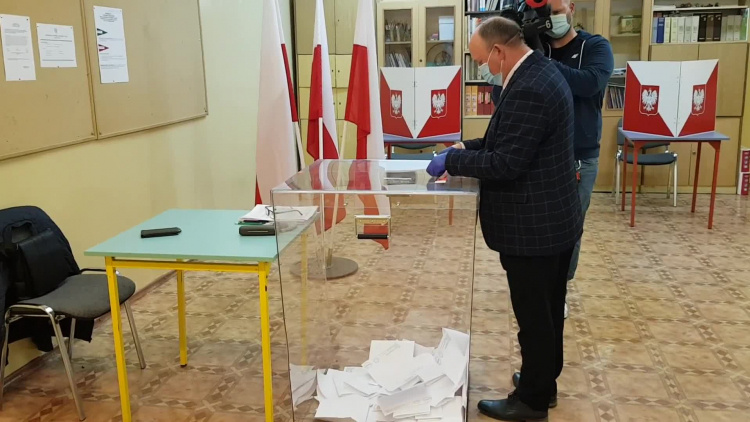 wybory_uzupelniajace_opieczetowywanie_urny_cedynia_03052020.mp4