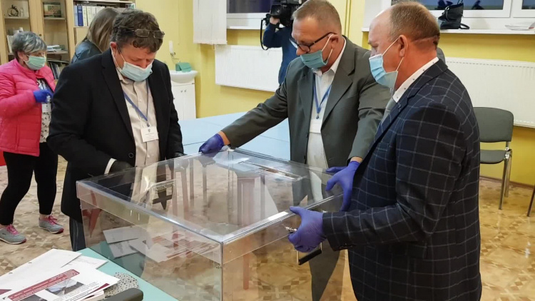 wybory_uzupelniajace_oproznianie_urny_cedynia_03052020.mp4