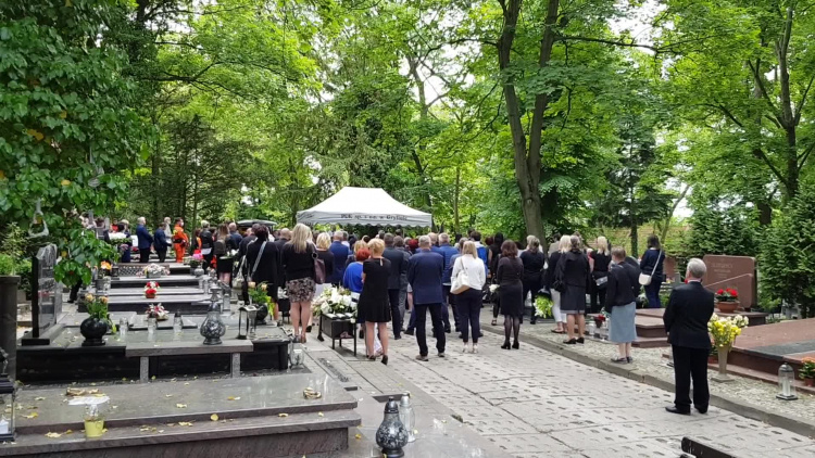 pogrzeb_ks_akaminskiego_cmentarz_gryfino_04062020.mp4