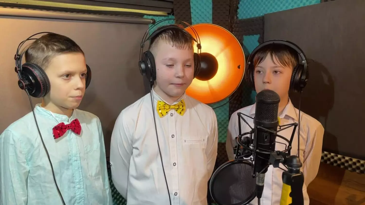 przebojowi-chlopcy-z-sp-w-cedyni-z-zyczeniami-na-dzien-kobiet.mp4