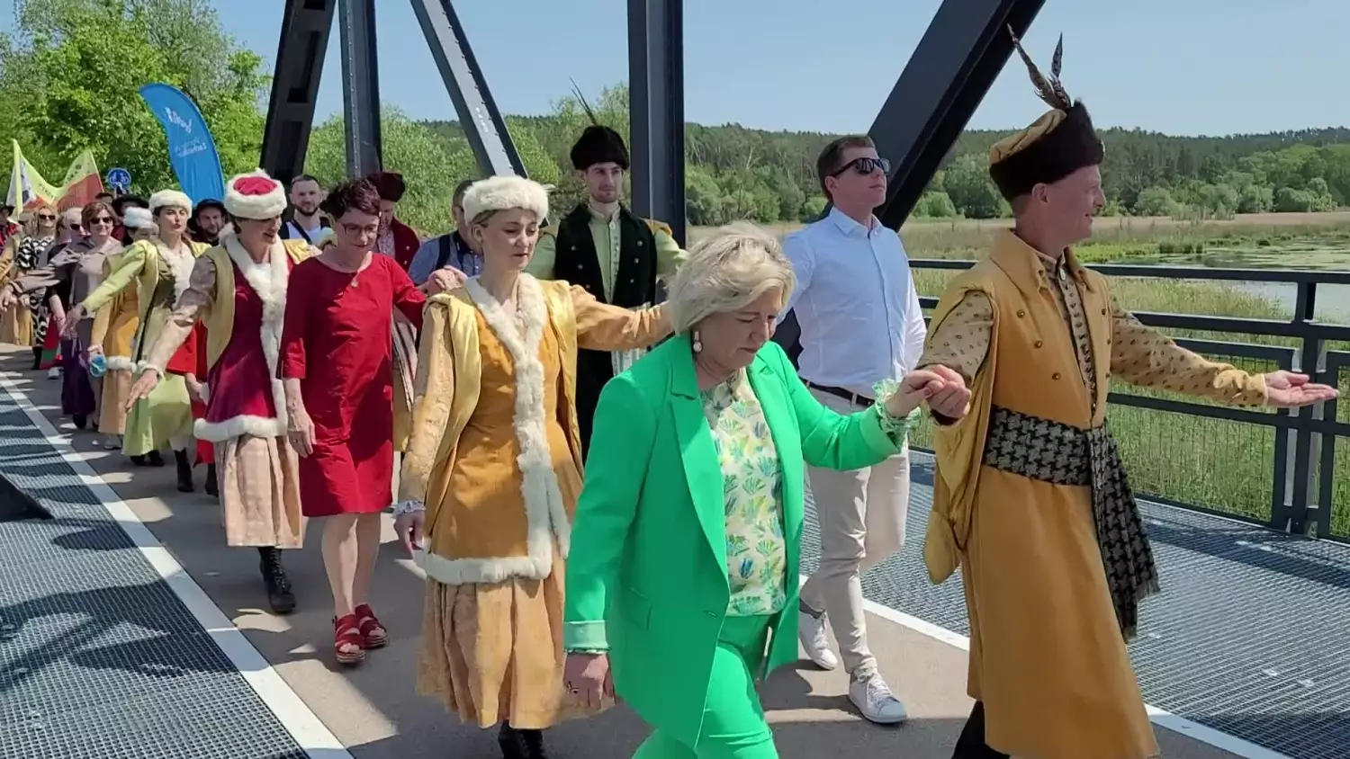 polonez-zatanczony-na-moscie-w-siekierkach-28052023-7e28e28.mp4