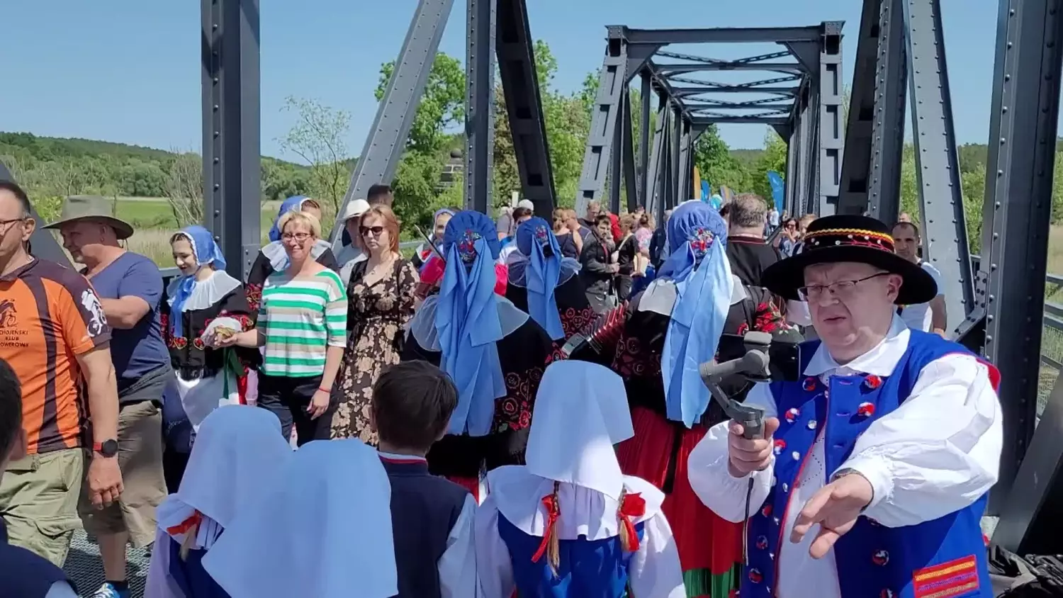 polonez-zatanczony-na-moscie-w-siekierkach-28052023.mp4