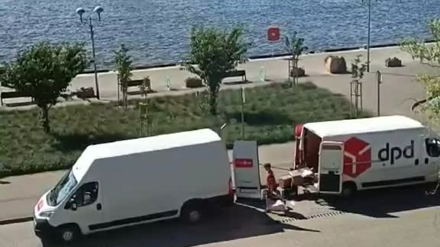 dwaj-kurierzy-dpd-przeladowuja-przesylki-w-gryfinie-17062024.mp4