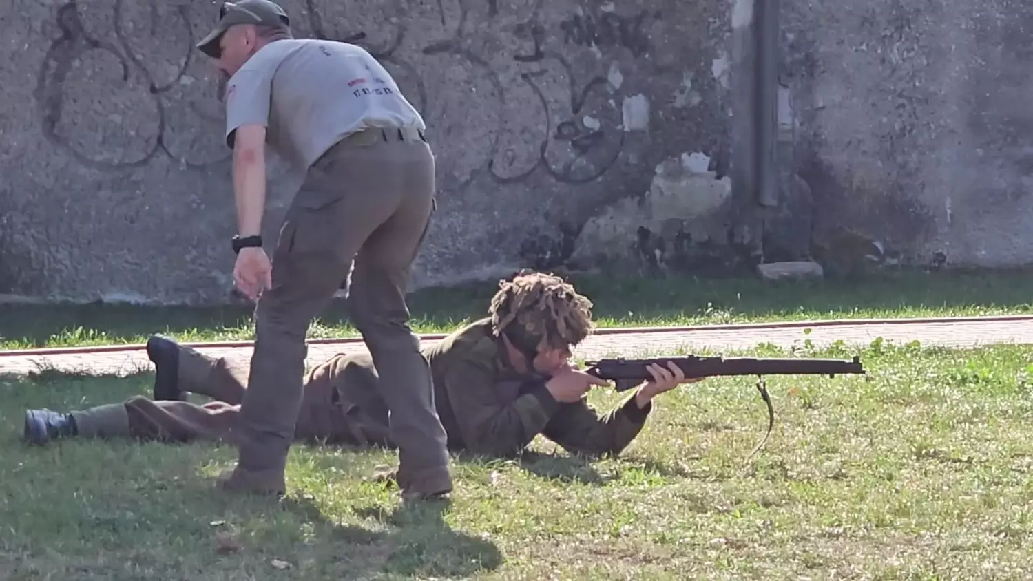 piknik-historyczny-1-w-locie-szumia-spadochrony-gryfino-21092024.mp4