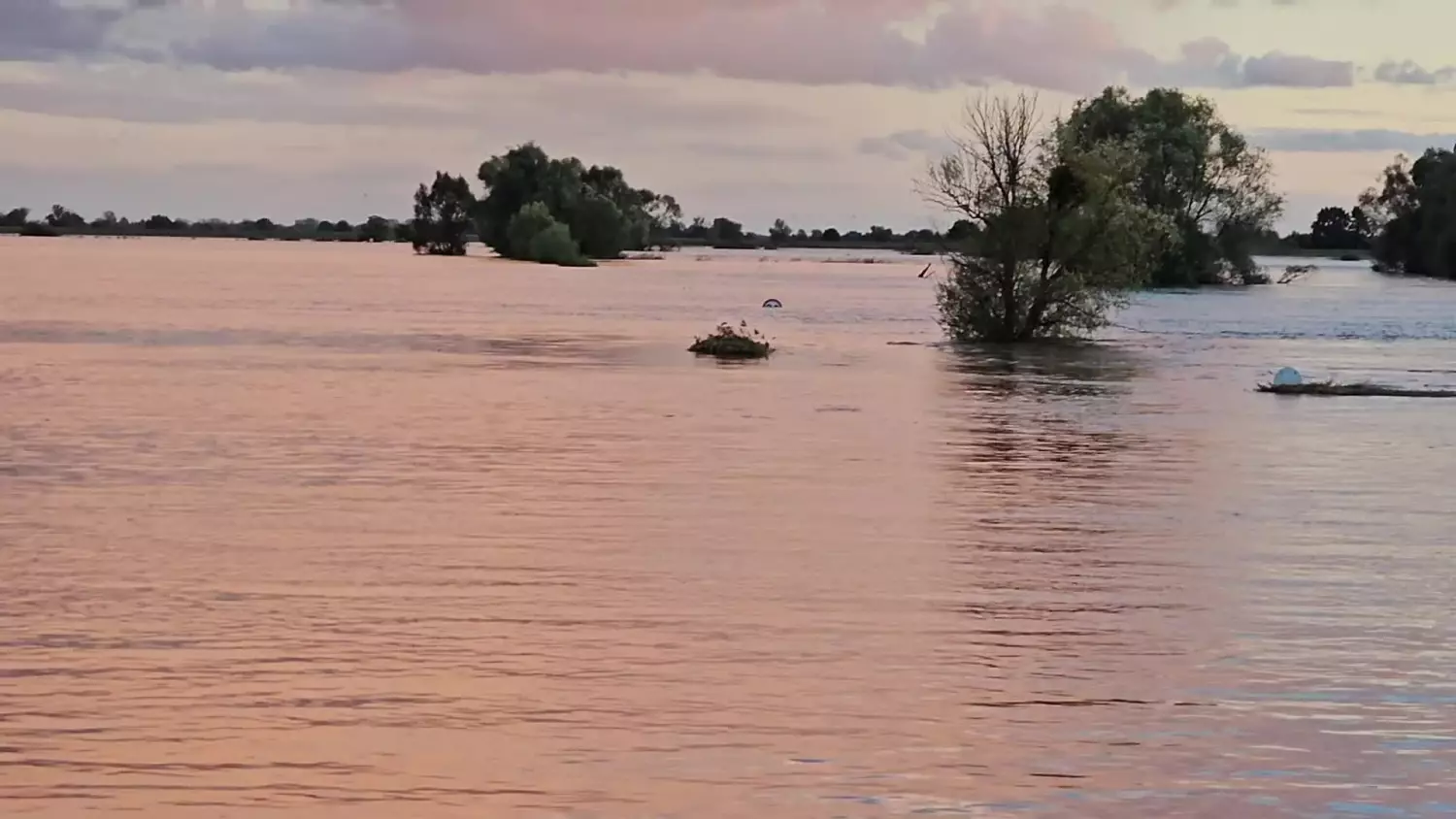 zalane-znaki-drogowe-powodz-stara-rudnica-28092024.mp4