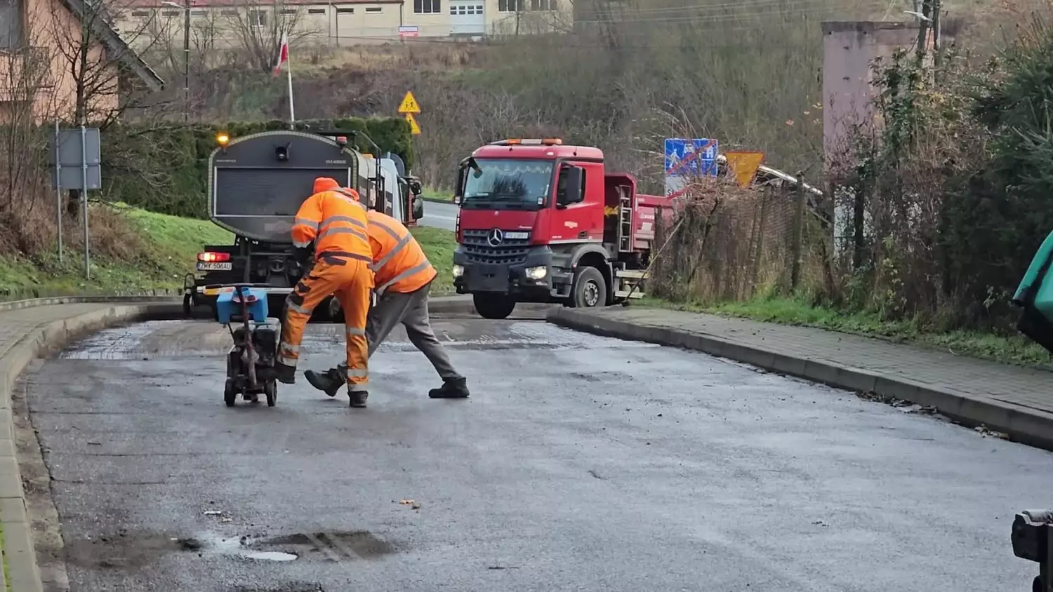 naprawiaja-droge-do-szkoly-1-cedynia-07122024.mp4