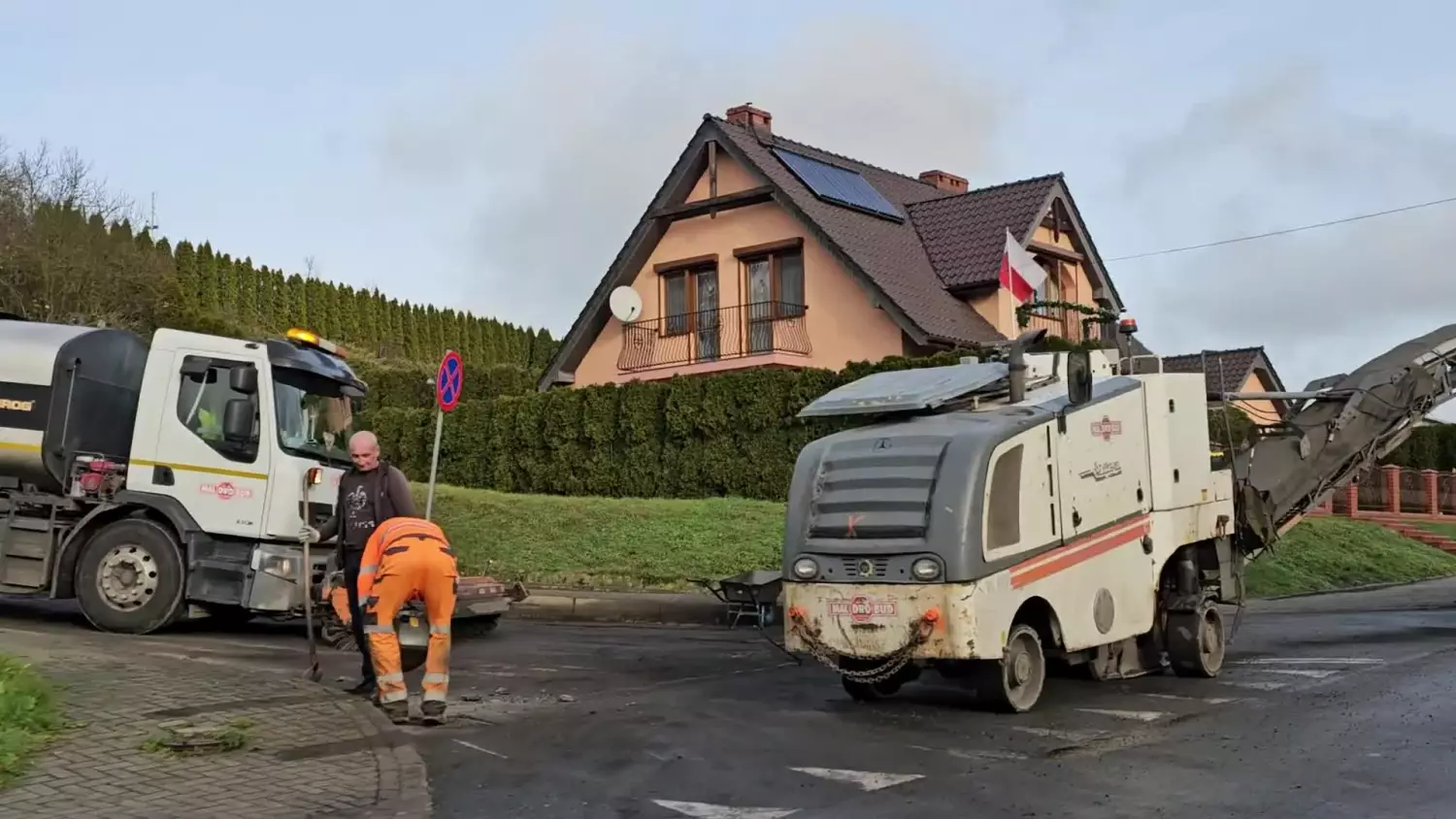 naprawiaja-droge-do-szkoly-2-cedynia-07122024.mp4